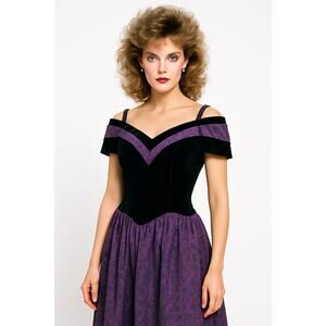 1980s Black Velvet & Purple Floral Off-Shoulder Evening Dress – ILGWU USA L